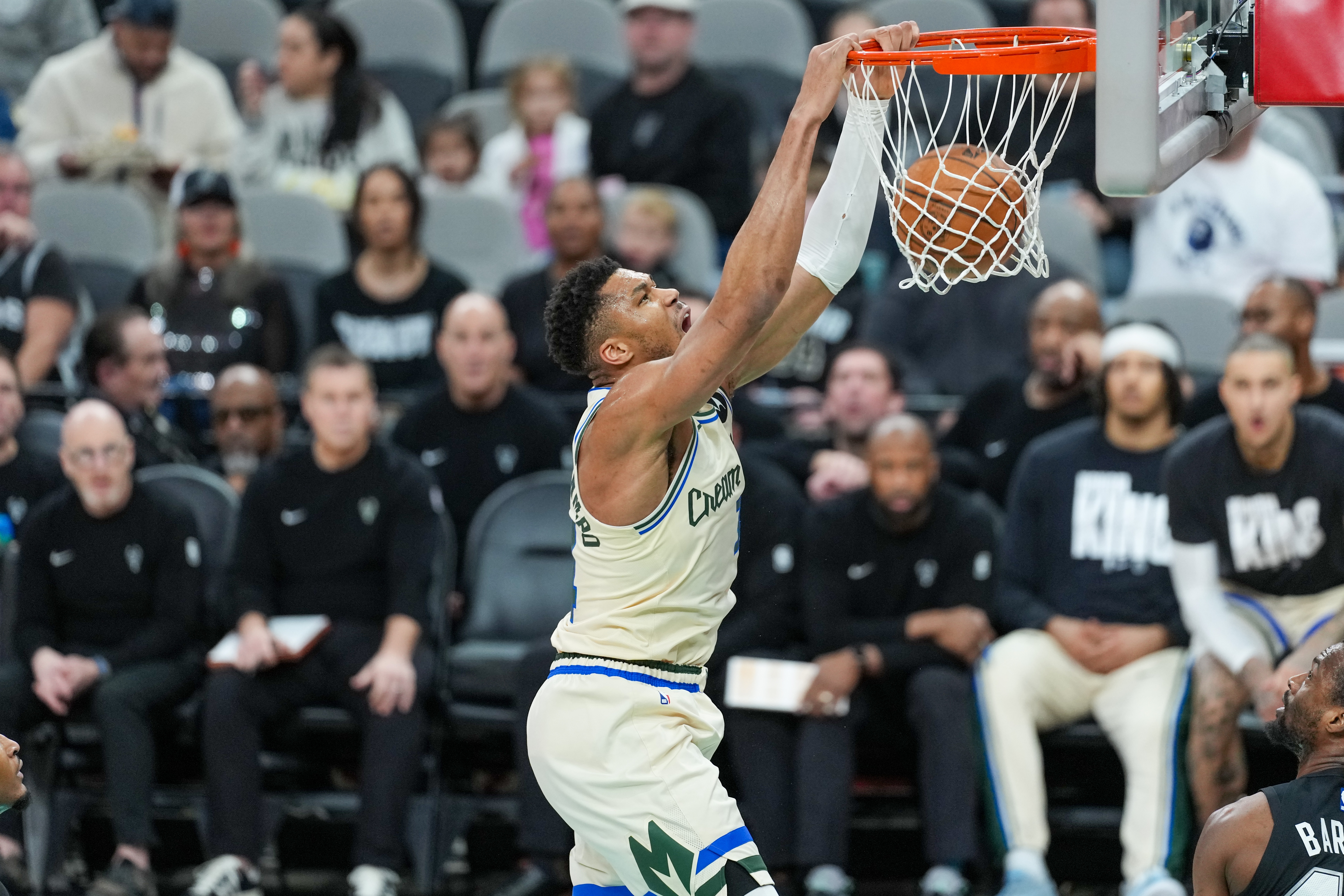 休赛期再战！队记：森林狼可能在今年夏天再次尝试引进字母哥